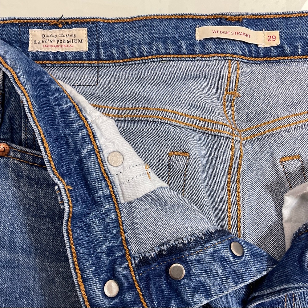 Levi’s Premium Wedgie Straight Jeans Medium Wash - Picture 7 of 13